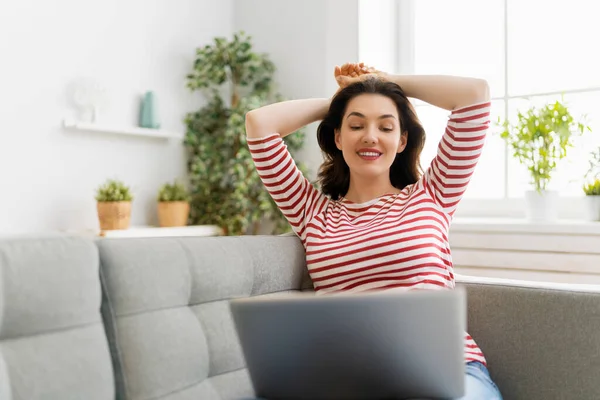 Jonge Vrouw Gebruikt Laptop Voor Gesprekken Afstand Met Vrienden Grappig — Stockfoto