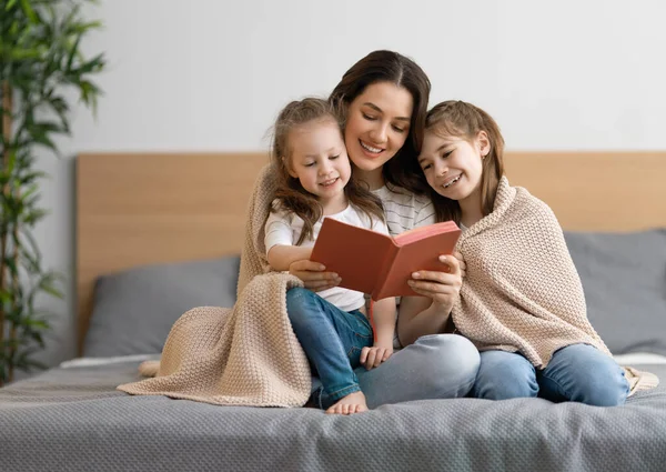 Χαρούμενη Αγαπημένη Οικογένεια Όμορφη Νεαρή Μητέρα Διαβάζει Ένα Βιβλίο Στις — Φωτογραφία Αρχείου