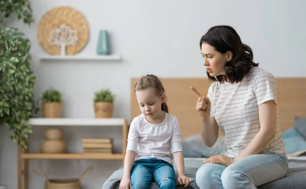 Moeder Roept Haar Dochter Uit Familiale Relaties — Stockfoto