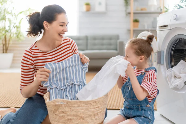 Mooie Jonge Vrouw Kind Meisje Kleine Helper Hebben Plezier Glimlachen — Stockfoto