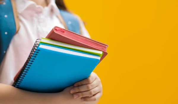 Tillbaka Till Skolan Barn Med Böcker Bakgrund Ljusa Gula Väggen — Stockfoto