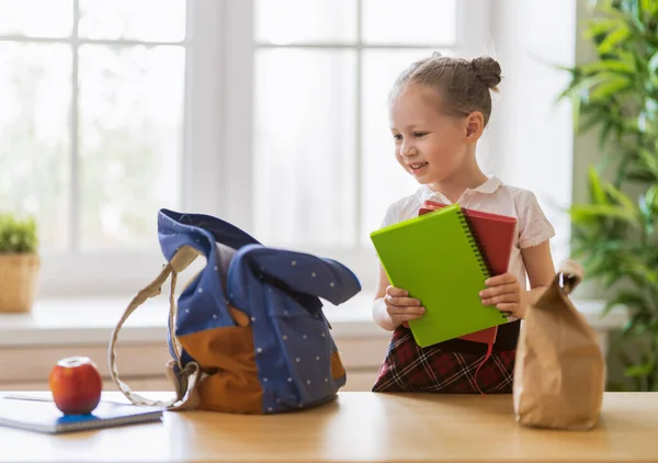 Criança Feliz Preparando Para Escola Menina Está Colocando Coisas Mochila — Fotografia de Stock