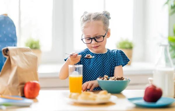 Joyeux Petit Déjeuner Enfant Manger Des Céréales Dans Cuisine — Photo