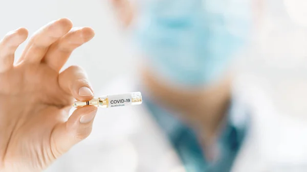 Médecin Travailleur Tenant Tube Avec Vaccin Coronavirus Concept Traitement Prévention — Photo