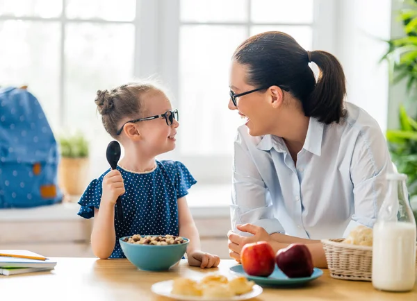 Egészséges Étel Otthon Boldog Család Konyhában Anya Lánya Együtt Reggeliznek — Stock Fotó