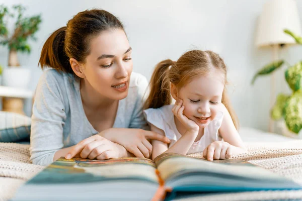 Familie Iubitoare Fericită Mama Destul Tânără Citind Carte Fiicei Patul — Fotografie, imagine de stoc