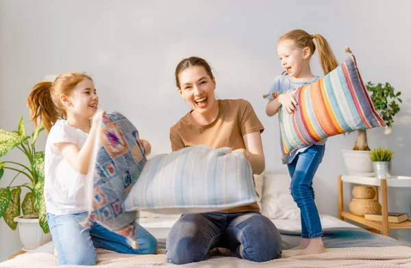 Happy Loving Family Mother Her Children Girls Fighting Pillows Bed — Stock Photo, Image