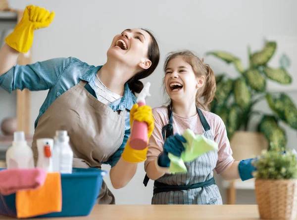 Szczęśliwa Rodzina Domu Matka Córka Sprzątają Domu Młoda Kobieta Dziewczynka — Zdjęcie stockowe