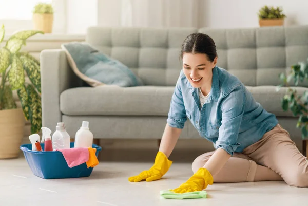 Schöne Junge Frau Beim Putzen Des Hauses — Stockfoto