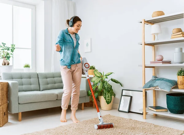 Mooie Jonge Vrouw Doet Schoonmaken Van Het Huis — Stockfoto