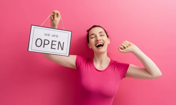 Kleine Ondernemer Glimlacht Houdt Het Bord Voor Heropening Van Plaats — Stockfoto