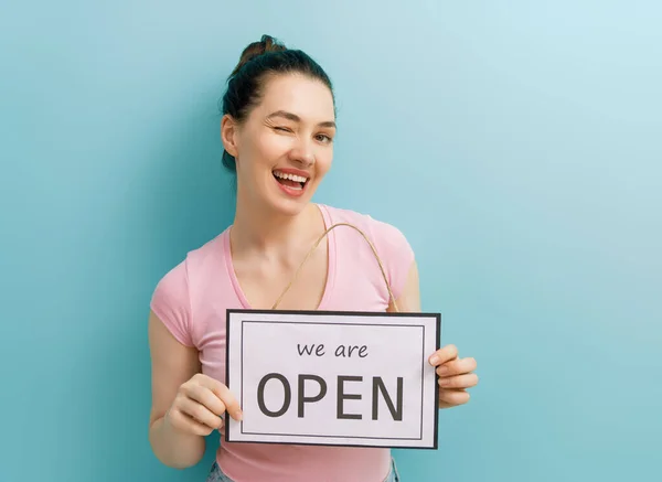 Kleine Ondernemer Glimlacht Houdt Het Bord Voor Heropening Van Plaats — Stockfoto