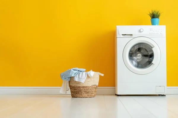 Interieur Wasruimte Met Wasmachine Felgele Achtergrond — Stockfoto
