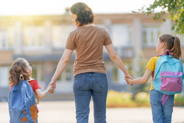 Eltern Und Grundschüler Gehen Hand Hand Frauen Und Mädchen Mit — Stockfoto