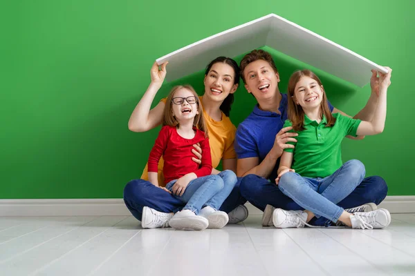 Mère Père Enfants Filles Dans Maison Avec Symbole Toit Concept — Photo