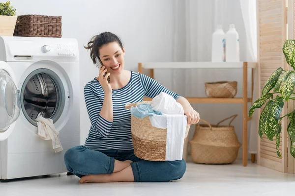 Schöne Junge Frau Lächelt Beim Wäschewaschen Hause — Stockfoto