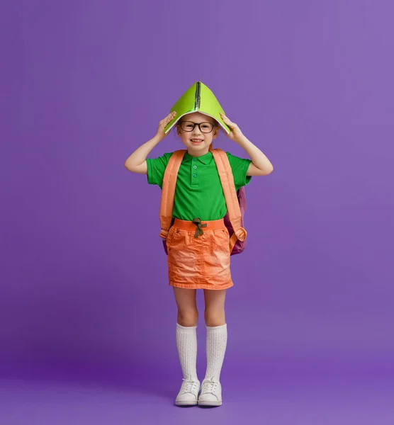 Vuelta Escuela Tiempo Feliz Lindo Niño Industrioso Sobre Fondo Pared — Foto de Stock