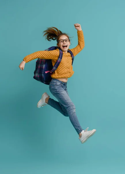 Vuelta Escuela Tiempo Feliz Lindo Niño Industrioso Sobre Fondo Pared — Foto de Stock