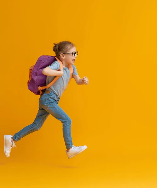 回到学校 快乐的时光 可爱勤劳的孩子在彩色纸墙的背景上 带背包的小孩准备学习的女孩 — 图库照片