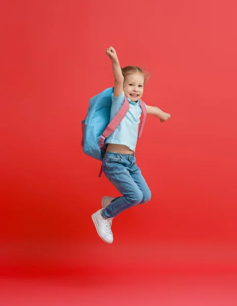 Vuelta Escuela Tiempo Feliz Lindo Niño Industrioso Sobre Fondo Pared —  Fotos de Stock