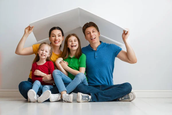 Mère Père Enfants Filles Dans Maison Avec Symbole Toit Concept — Photo