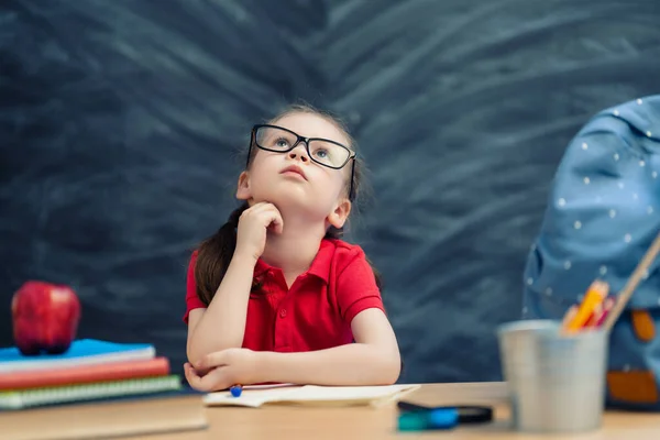 Tillbaka Till Skolan Glad Söt Flitig Barn Sitter Vid Ett — Stockfoto