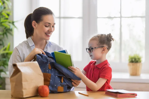 Familia Feliz Preparándose Para Escuela Niña Con Madre Poniendo Cosas — Foto de Stock