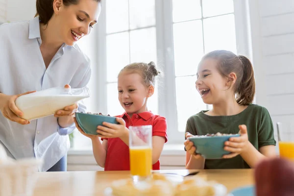 健康的食物在家里 厨房里有个快乐的家庭母亲和孩子们正在吃早饭 — 图库照片