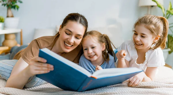 Boldog Szerető Családot Csinos Fiatal Anya Könyvet Olvas Lányainak Ágyon — Stock Fotó