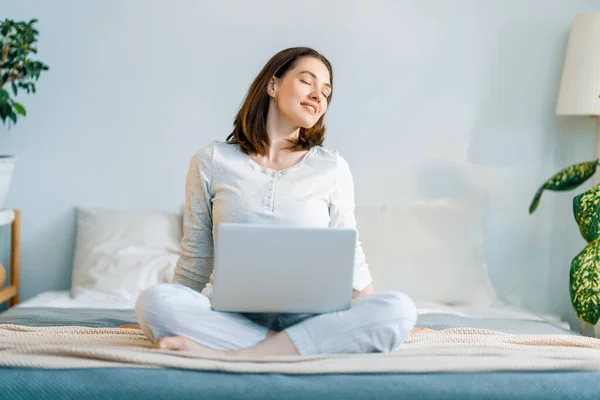 Щаслива Випадкова Красива Жінка Працює Ноутбуці Сидячи Ліжку Вдома — стокове фото