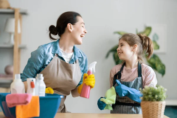 Evde Mutlu Bir Aile Anne Kızı Evde Temizlik Yapıyor Genç — Stok fotoğraf