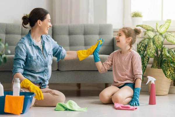 Gelukkig Gezin Thuis Moeder Dochter Doen Schoonmaak Huis Een Jonge — Stockfoto