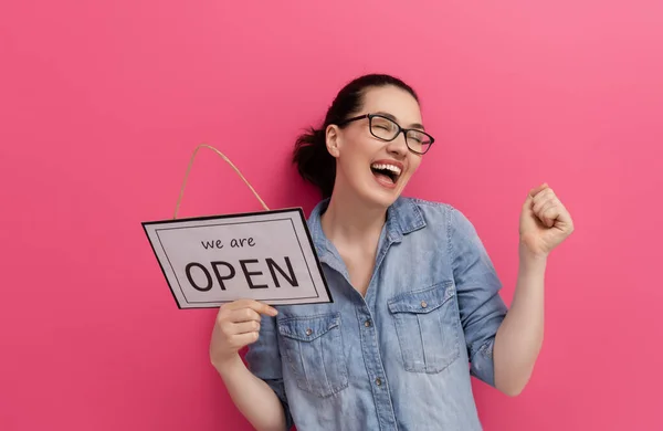 Kleinunternehmer Lächelt Und Hält Das Schild Für Die Wiedereröffnung Des — Stockfoto