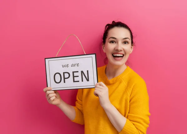 Kleinunternehmer Lächelt Und Hält Das Schild Für Die Wiedereröffnung Des — Stockfoto