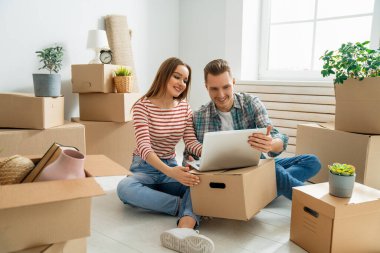 Mutlu genç evli çift yeni bir daireye taşınıyor..