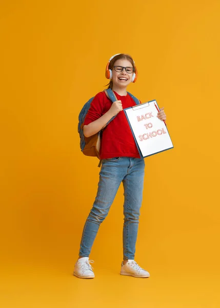 Vuelta Escuela Tiempo Feliz Lindo Niño Industrioso Está Trotando Fondo —  Fotos de Stock