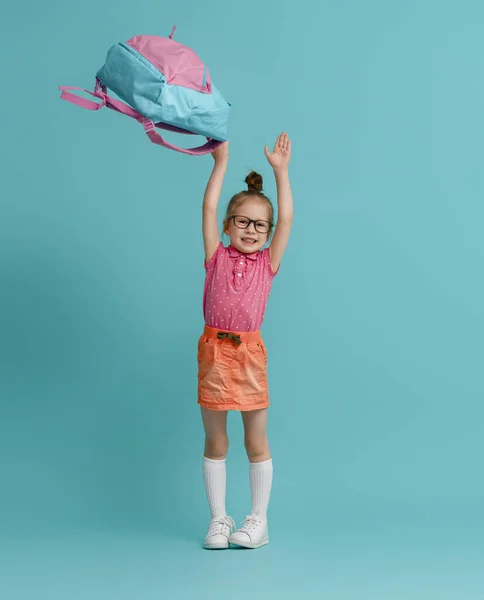 Vuelta Escuela Tiempo Feliz Lindo Niño Industrioso Sobre Fondo Pared —  Fotos de Stock