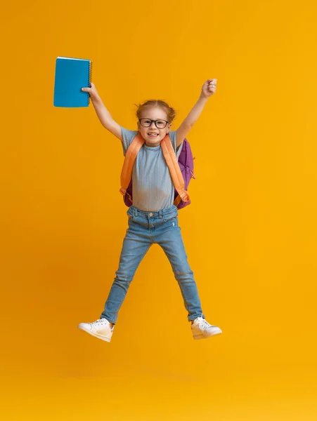 Vuelta Escuela Tiempo Feliz Lindo Niño Industrioso Sobre Fondo Pared — Foto de Stock