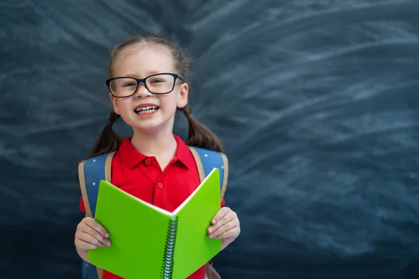 Retourne École Joyeux Enfant Industrieux Mignon Est Assis Bureau Intérieur — Photo