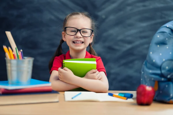 Vuelta Escuela Feliz Niño Trabajador Lindo Está Sentado Escritorio Interior —  Fotos de Stock