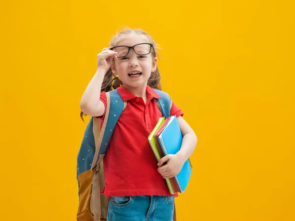 Vuelta Escuela Tiempo Feliz Lindo Niño Industrioso Sobre Fondo Pared —  Fotos de Stock