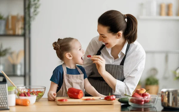 Comida Saludable Casa Familia Feliz Cocina Madre Hija Están Preparando — Foto de Stock
