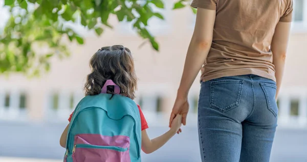 Rodzic Uczeń Szkoły Podstawowej Idą Parze Kobieta Dziewczyna Plecakiem Plecami — Zdjęcie stockowe
