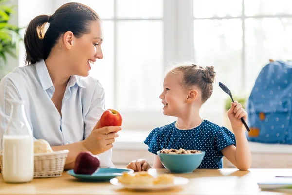 Здорова Їжа Вдома Щаслива Сім Кухні Мати Дочка Снідають Перед — стокове фото