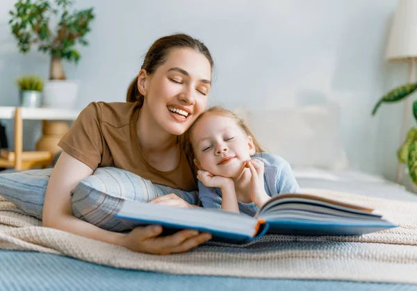 Feliz Familia Amorosa Linda Madre Joven Leyendo Libro Hija Cama —  Fotos de Stock