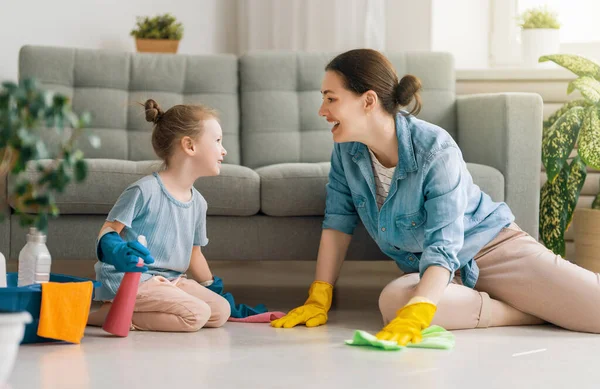 Evde Mutlu Bir Aile Anne Kızı Evde Temizlik Yapıyor Genç — Stok fotoğraf