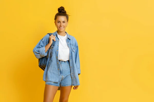 Gelukkig Emotioneel Jong Vrouw Poseren Lachen Helder Geel Achtergrond — Stockfoto