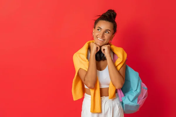 Glückliche Emotionale Junge Frau Sportlicher Kleidung Lacht Auf Knallrotem Hintergrund — Stockfoto