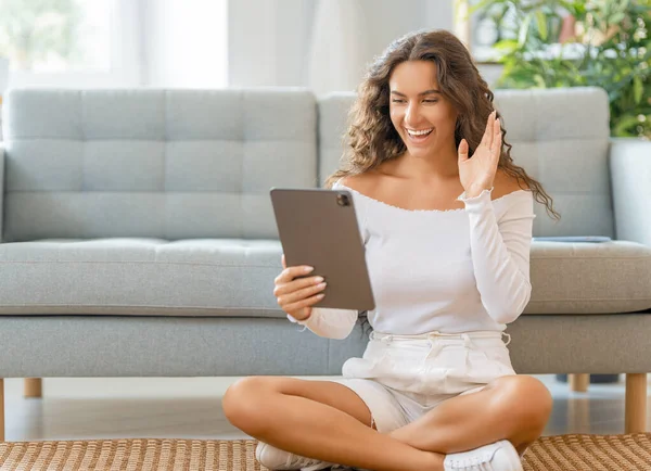 Mujer Joven Está Usando Tableta Chica Divertida Divirtiéndose Quedarse Casa —  Fotos de Stock