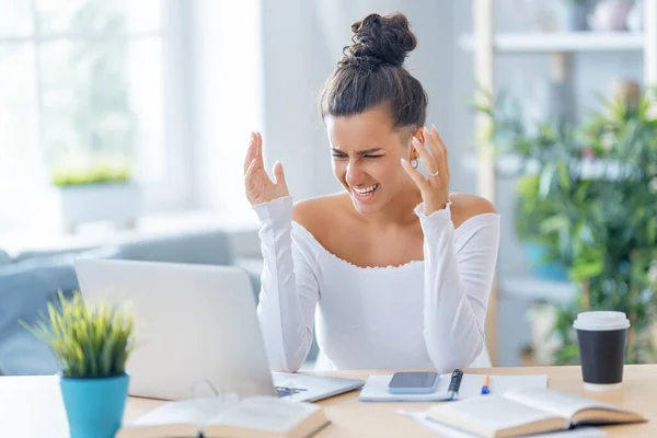 Verward Gefrustreerde Jonge Zakenvrouw Die Online Studeert Webinar Kijkt Podcast — Stockfoto